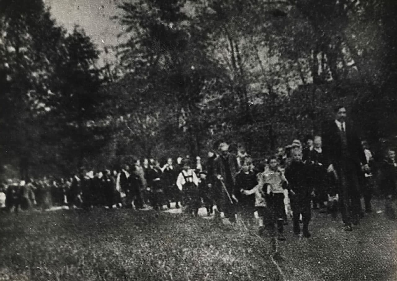 Василий Андреевич Фетлер гуляет в парке с учениками Воскресной школы в Риге